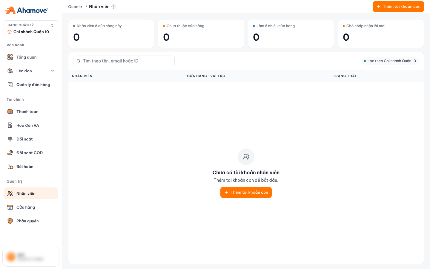 Staff page when logged in with a Parent account: only the 'Thêm tài khoản con' button, list filtered by the selected store